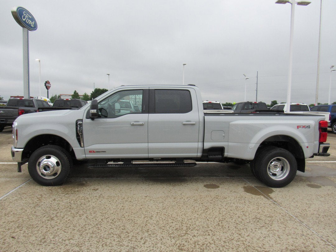 2026 Ford Super Duty F-350 DRW LARIAT