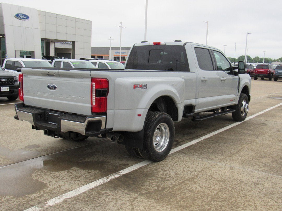 2026 Ford Super Duty F-350 DRW LARIAT