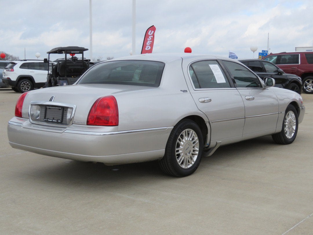 2011 Lincoln Town Car Signature Limited